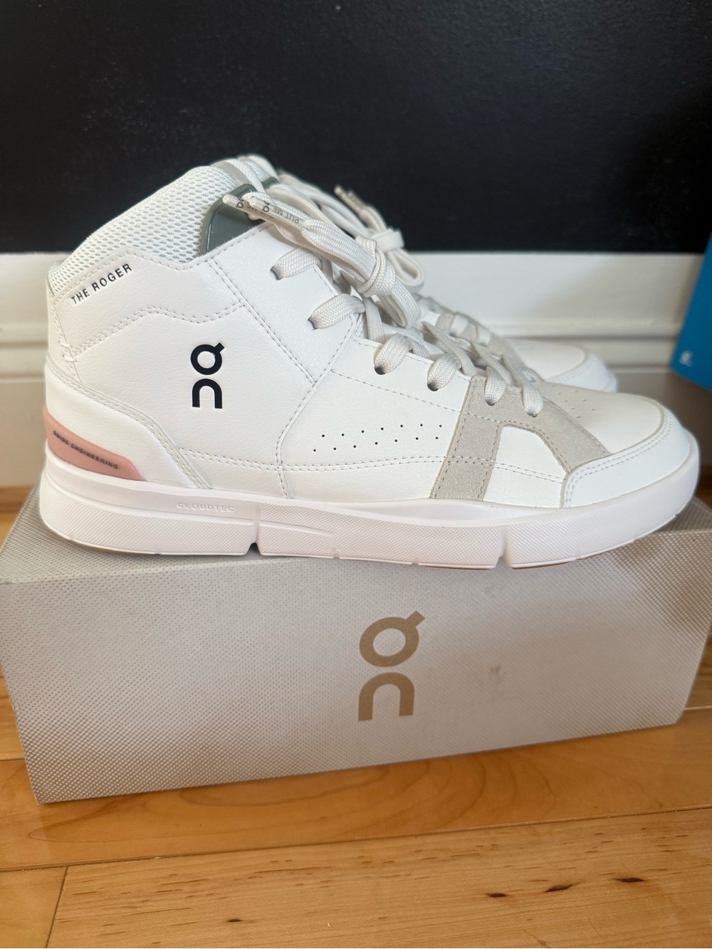 New In Box On Cloud THE ROGER Clubhouse Mid Women’s 8.5 White & Rose Color US